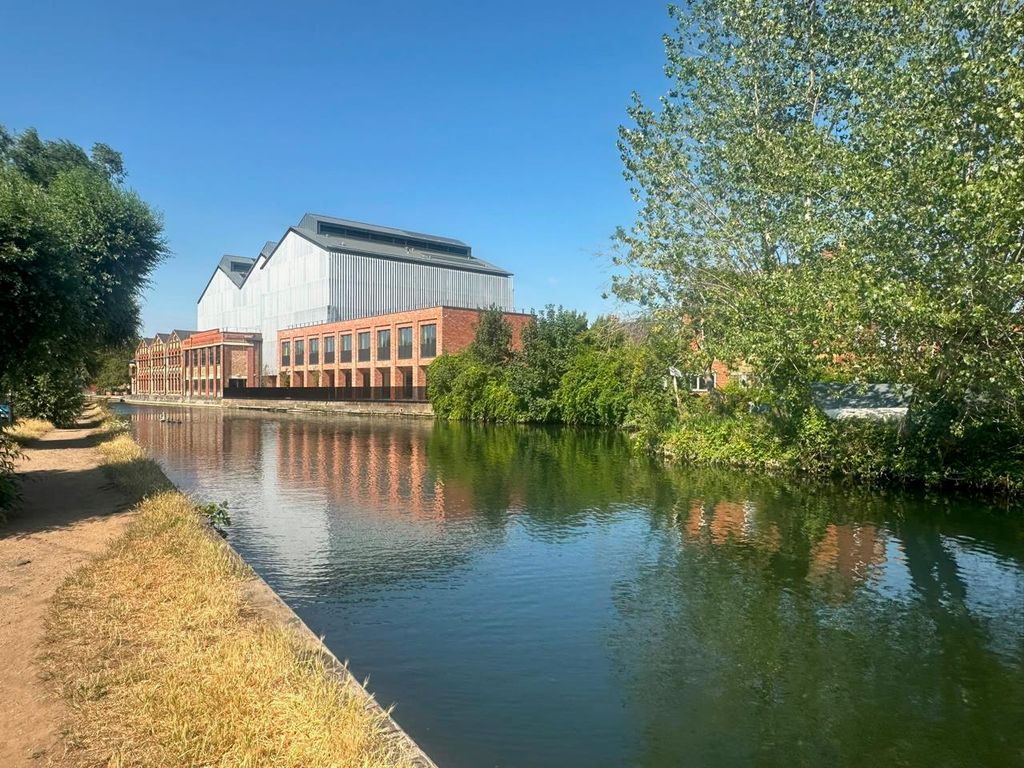 Property photo 2 of 12 Nearby River Thames.Png