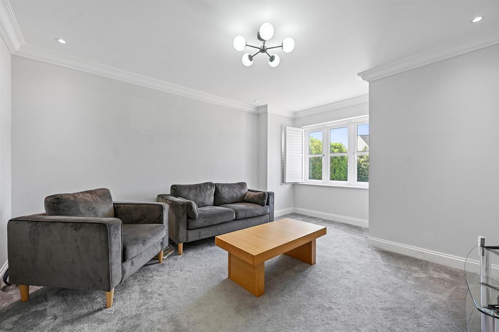 Property photo 2 of 12 Lounge.Jpg