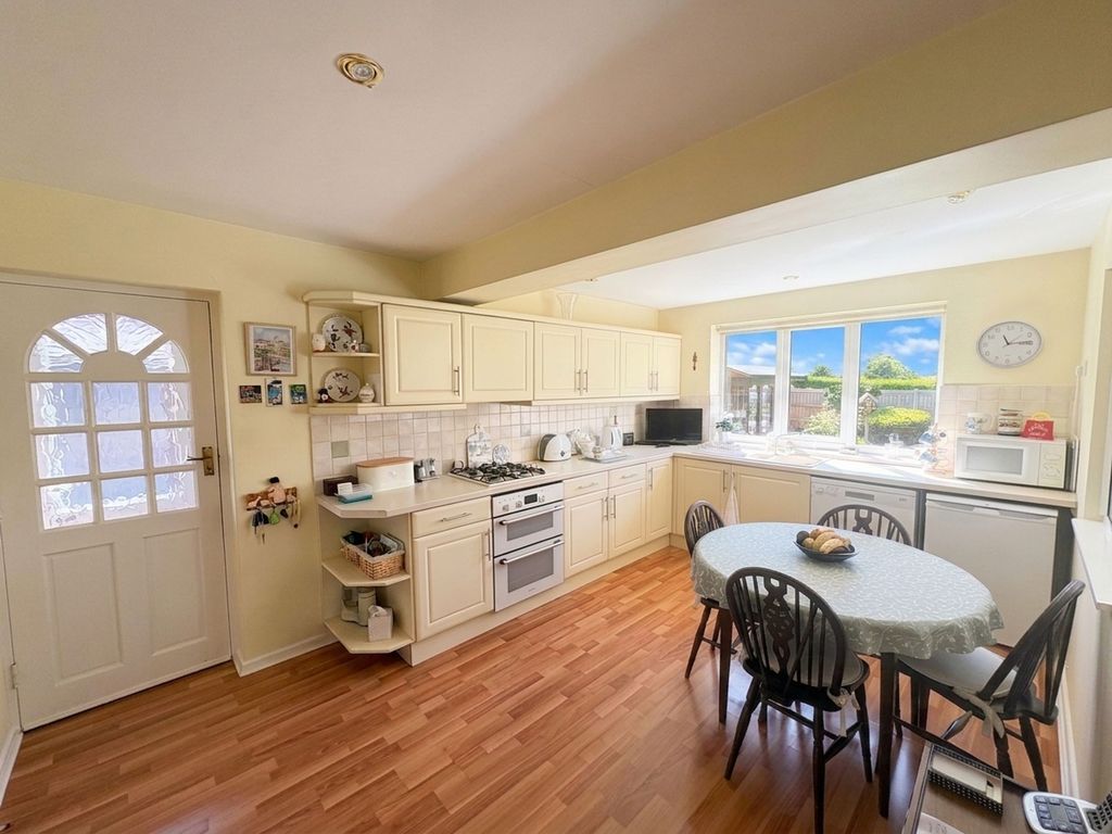 Property photo 3 of 22 Kitchen
