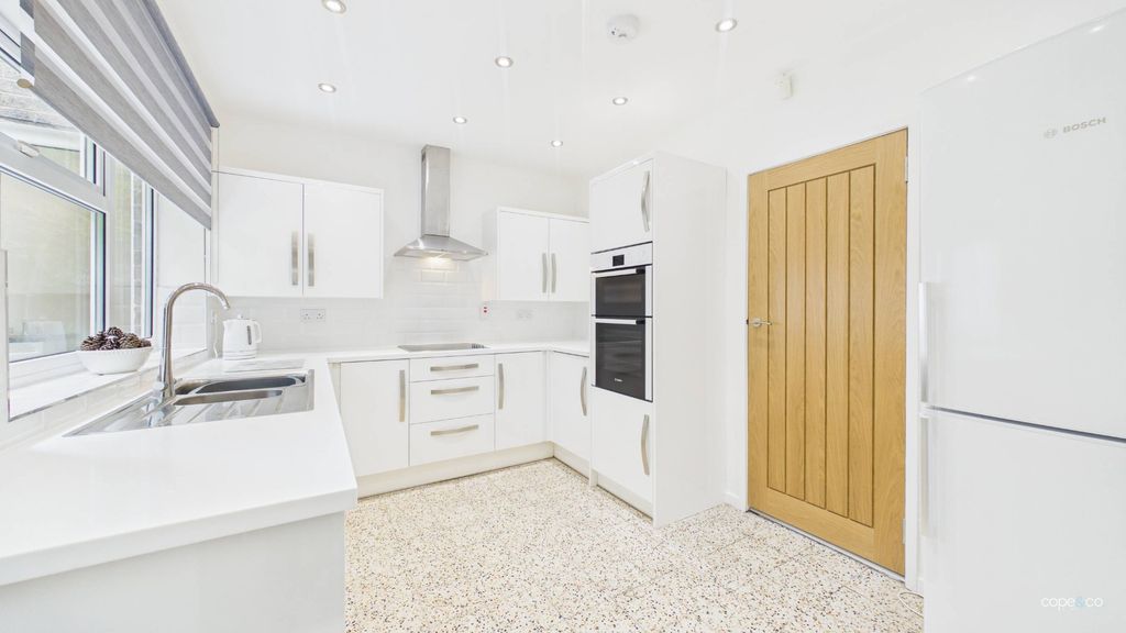 Property photo 2 of 28 5153352