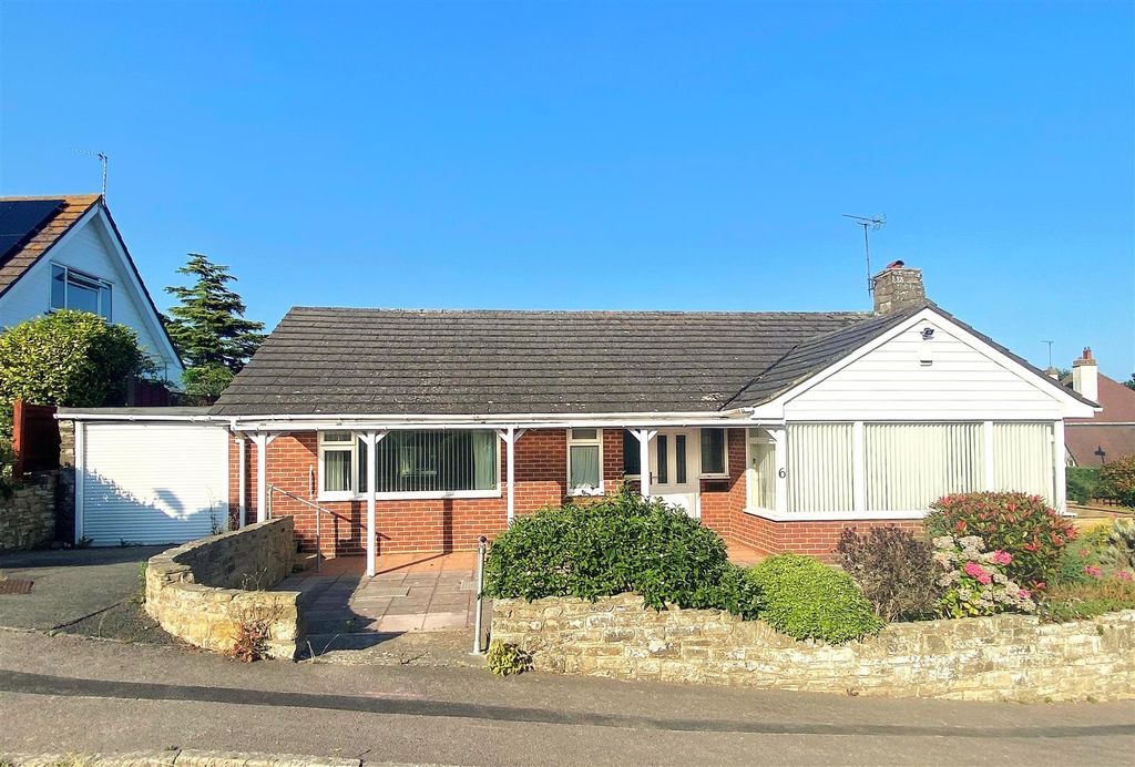 Property photo 1 of 22 6 Fir Tree Close - Front.Jpg