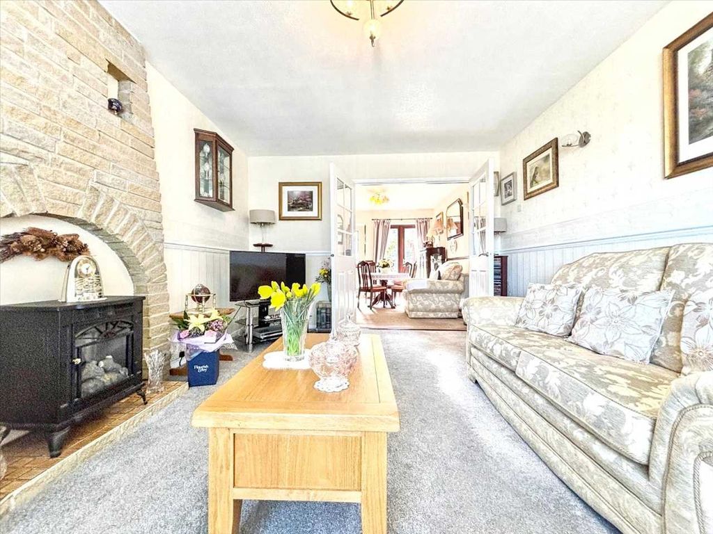 Property photo 3 of 24 Lounge