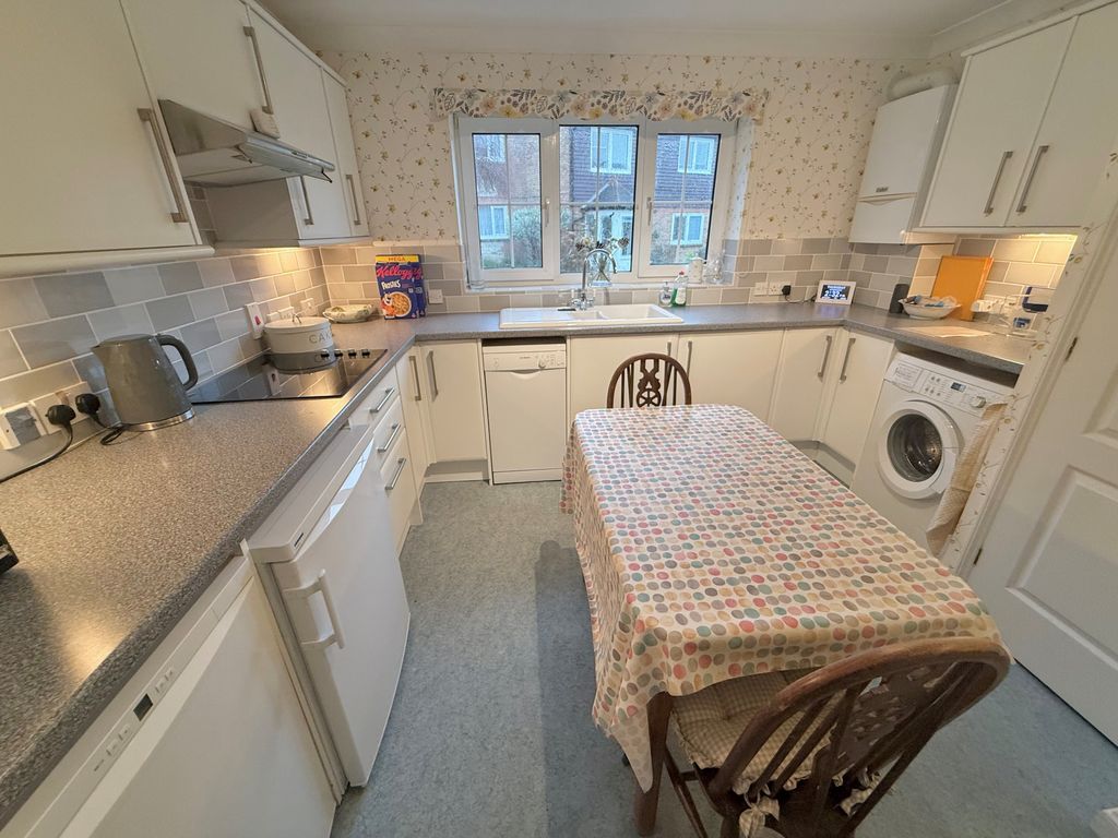 Property photo 3 of 17 17 Barton Court Kitchen 1