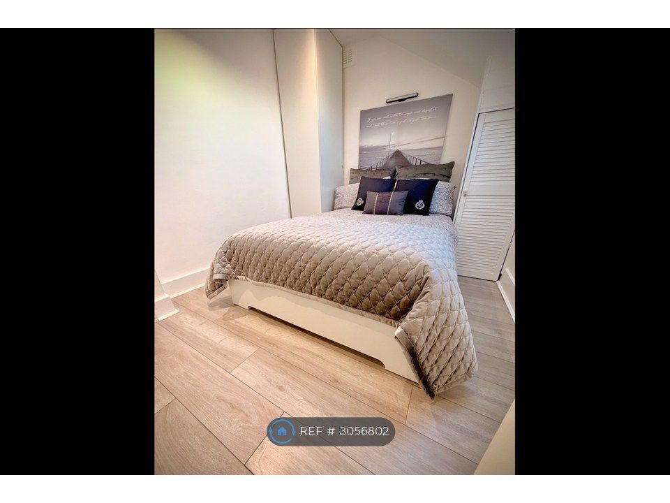 Property photo 1 of 5 Main Bedroom With Double Bed