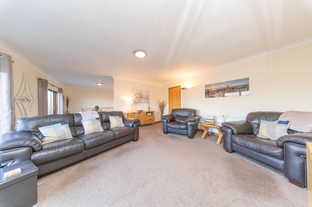 Property photo 3 of 35 Lounge