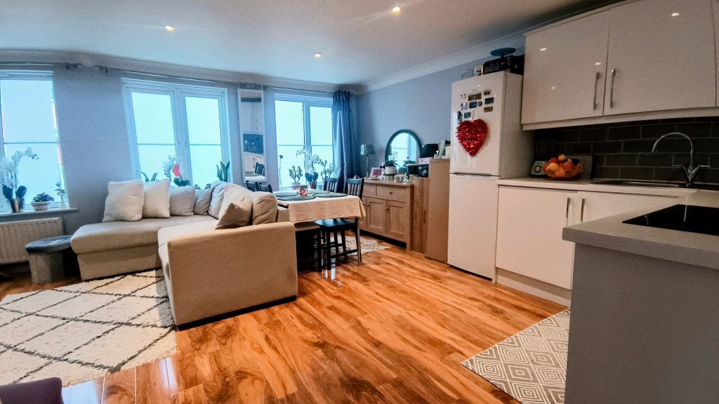 Property photo 3 of 7 Lounge Kitchen