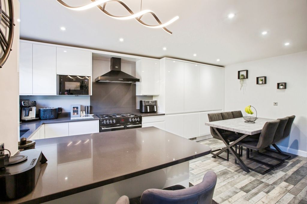 Property photo 3 of 17 Kitchen Diner