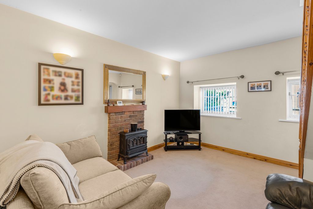 Property photo 3 of 13 Lounge 2