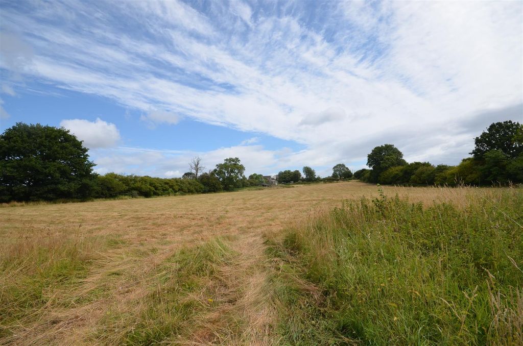 Property photo 3 of 18 Up The First Field