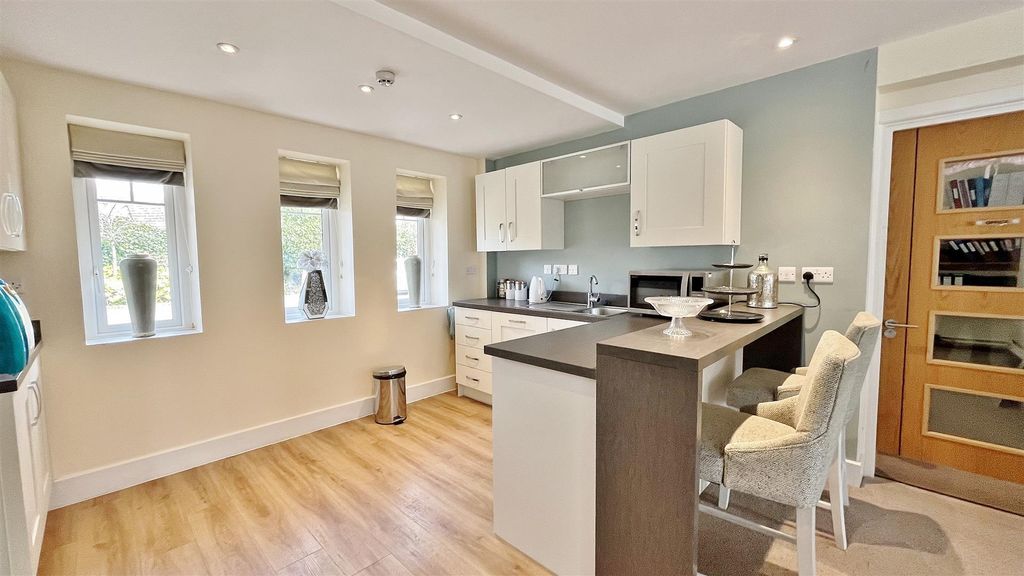 Additional image 17 of 2 bed property for saleVictoria Gardens, Hadleigh Road, Frinton-On-Sea CO13