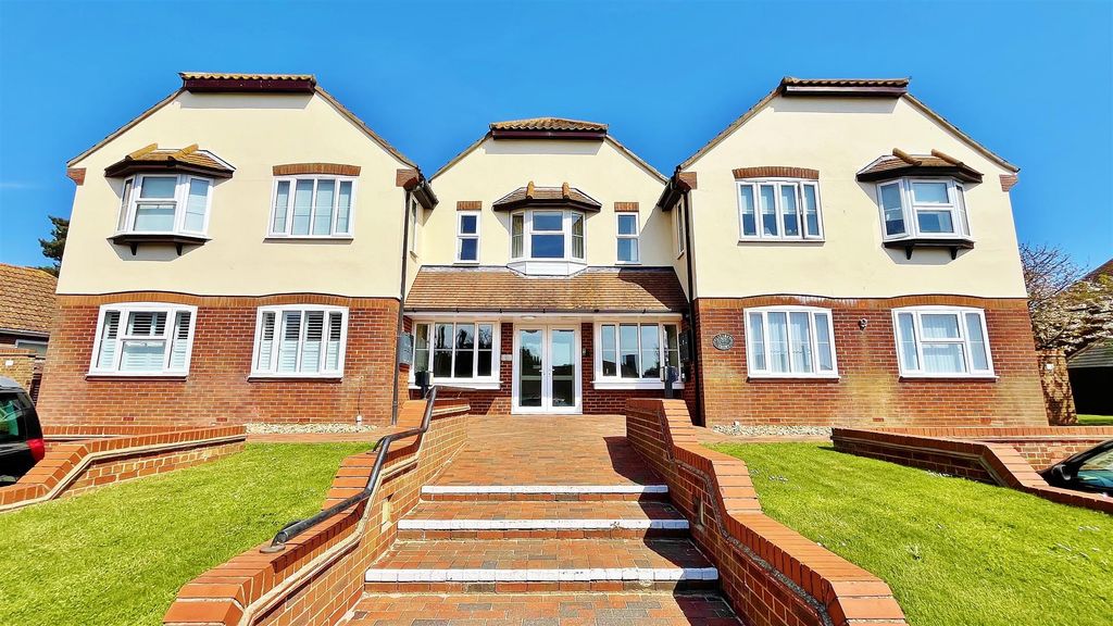 Property photo 1 of 18 Outside - Front
