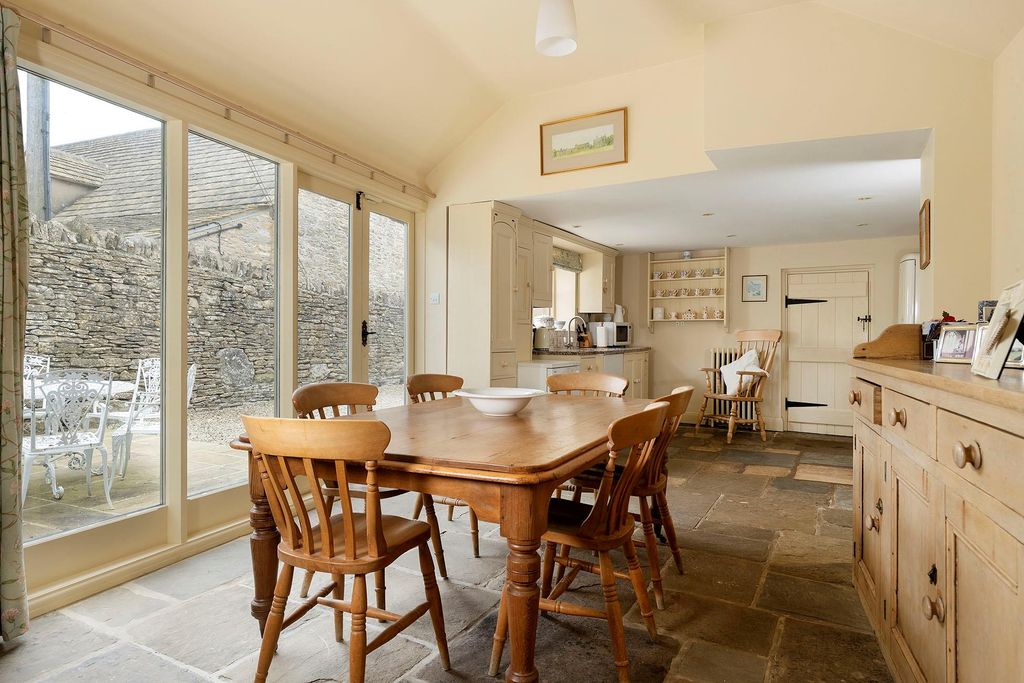 Property photo 2 of 19 Image