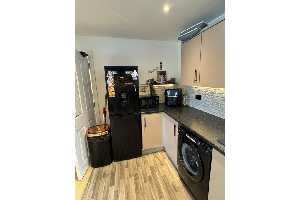 Property photo 3 of 11 Kitchen