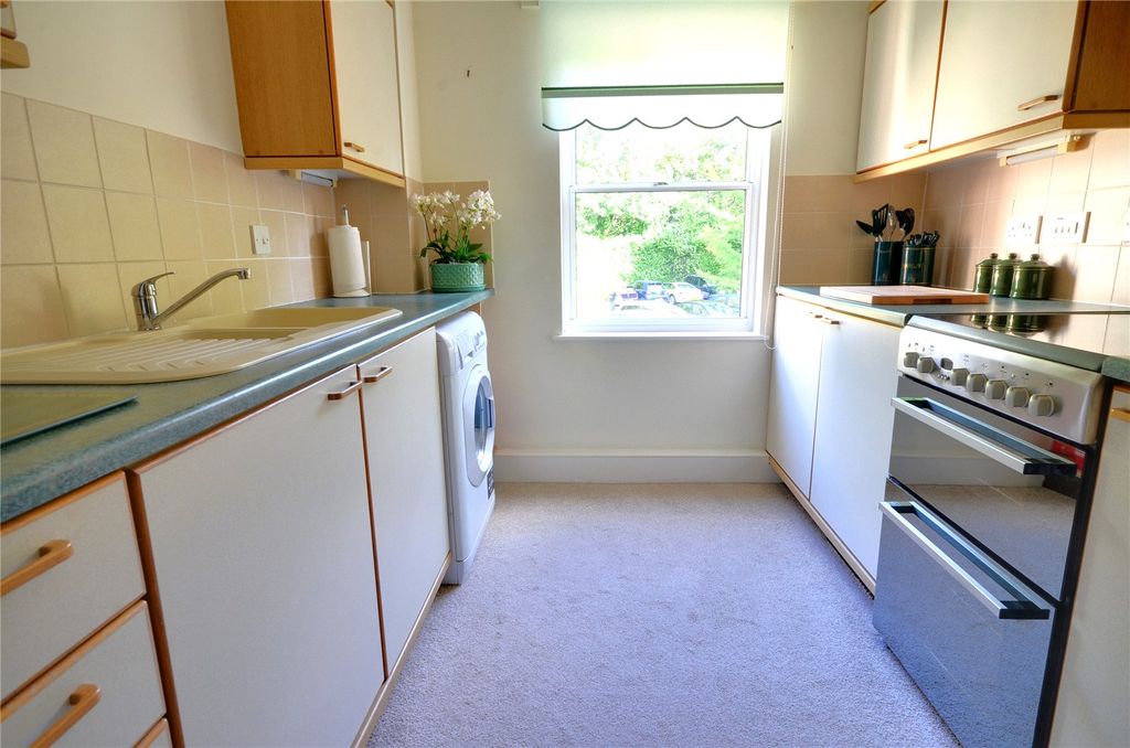 Property photo 3 of 11 Kitchen