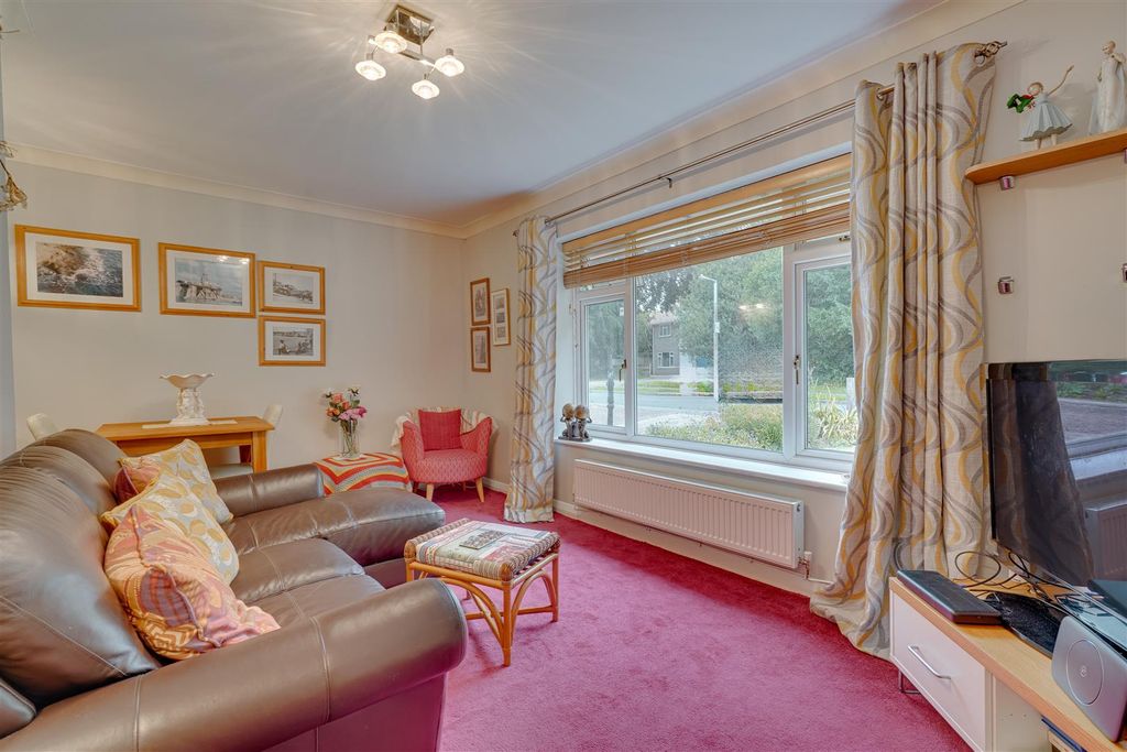 Property photo 2 of 21 12 Wyndham Way, Newmarket --22.Jpg