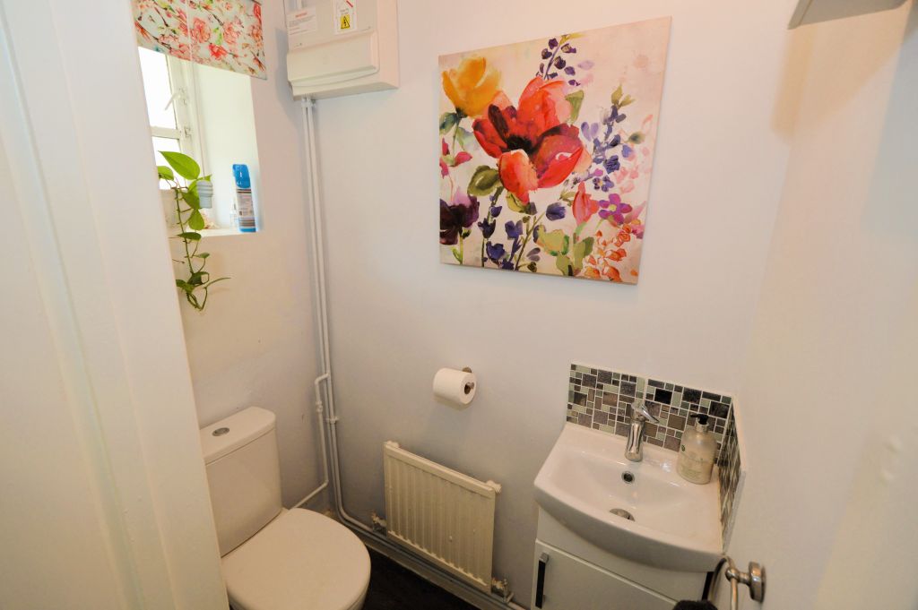 Property photo 3 of 16 Cloakroom