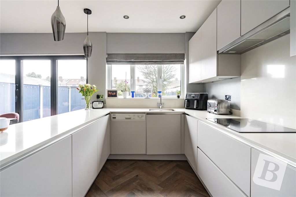 Property photo 3 of 17 Kitchen