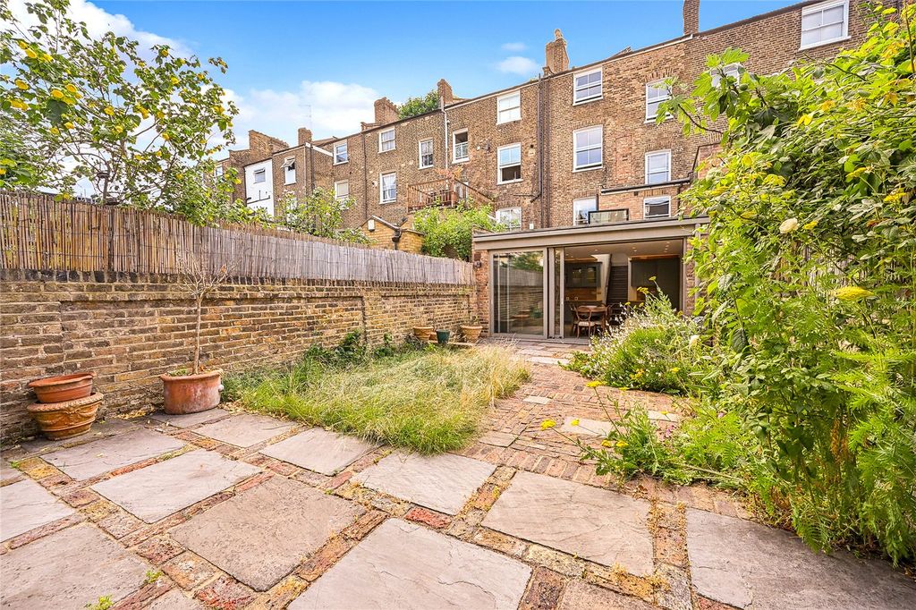 Property photo 3 of 22 Garden