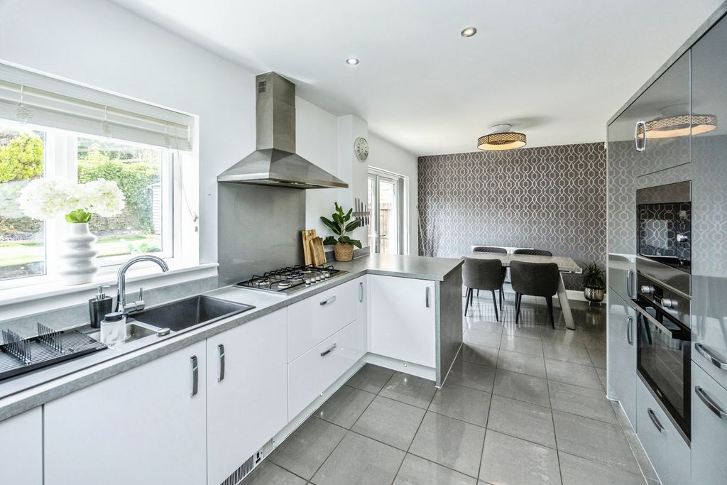 Property photo 2 of 21 Family Kitchen