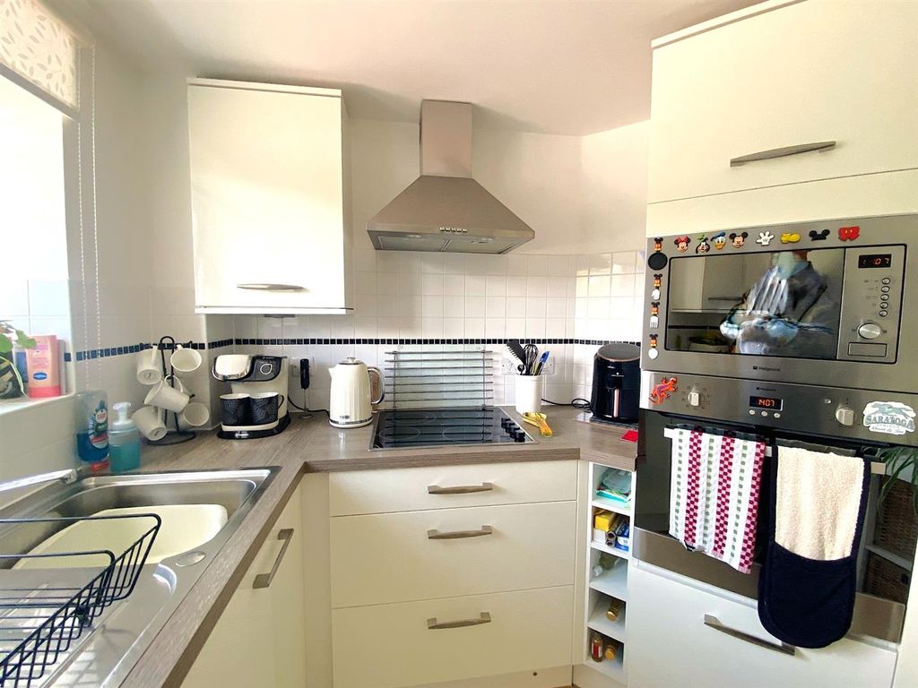 Property photo 3 of 13 15 Hilborough House - Kitchen2.Jpg