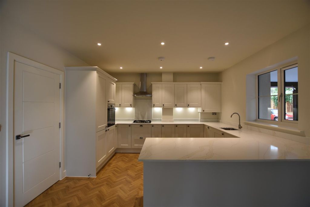 Property photo 3 of 11 Kitchen