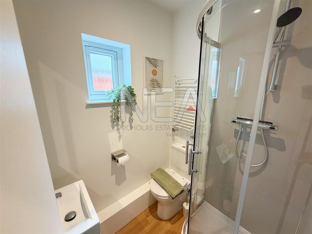 Property photo 3 of 9 Ensuite