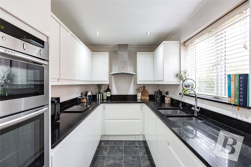 Property photo 3 of 17 Kitchen
