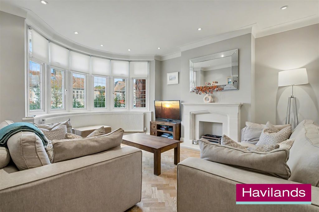 Property photo 2 of 22 54 Cheyne Walk N21 1De-19.Jpg