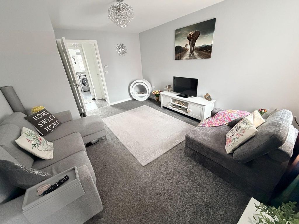 Property photo 3 of 18 Lounge