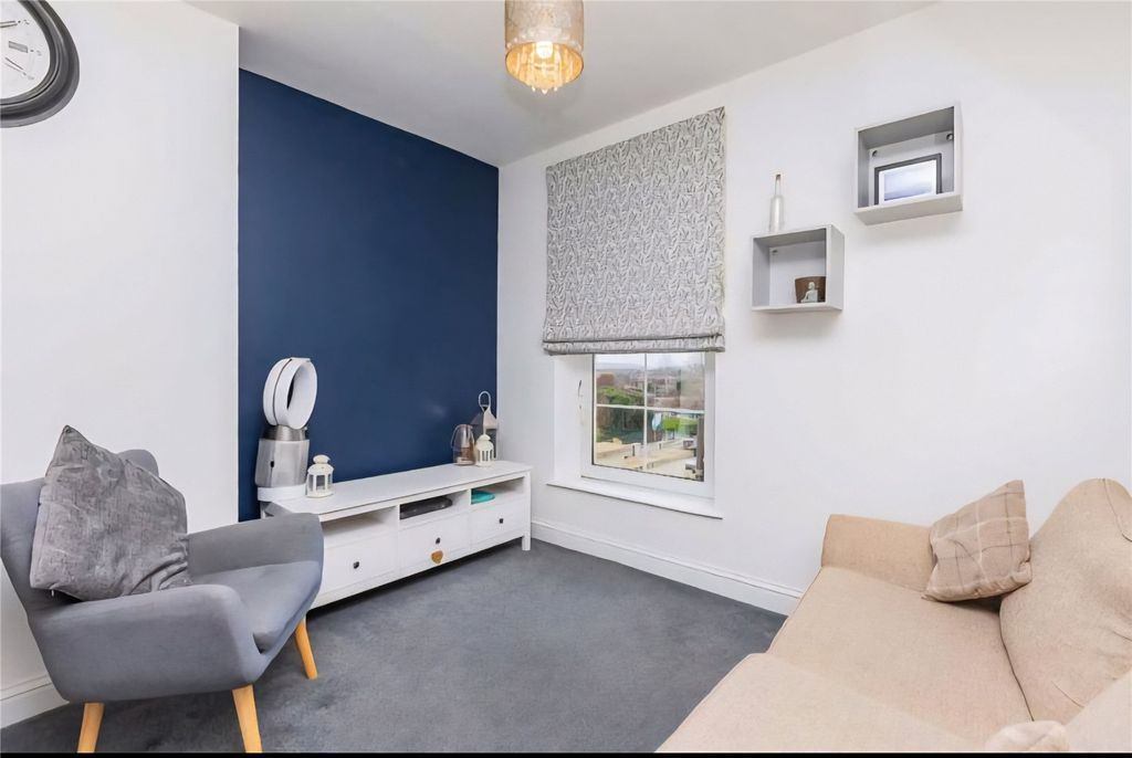 Property photo 3 of 8 Picture No. 11