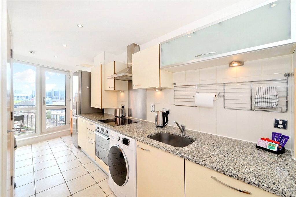 Property photo 3 of 17 Kitchen