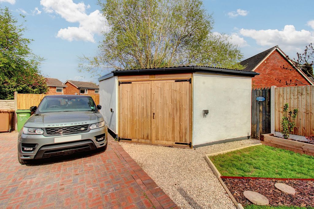 Property photo 2 of 27 Large Detached Garage