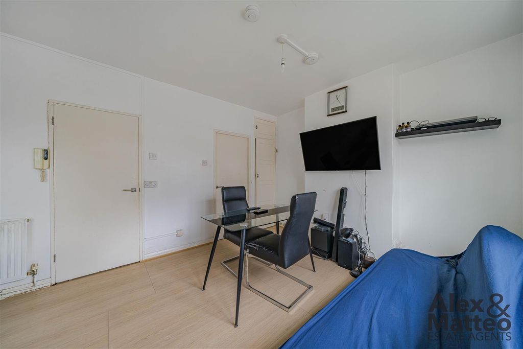 Property photo 3 of 19 Henley Close