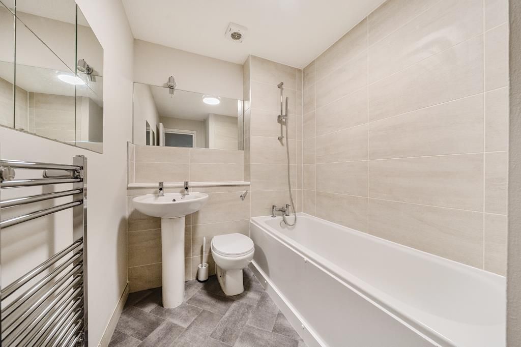 Property photo 2 of 18 Bathroom