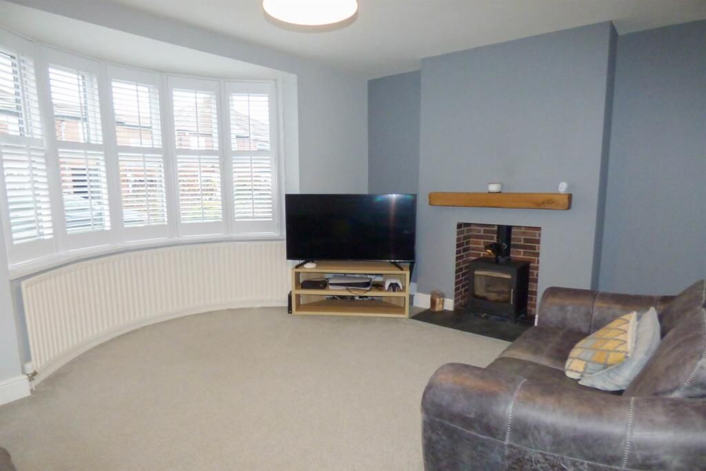 Property photo 2 of 11 Living Room