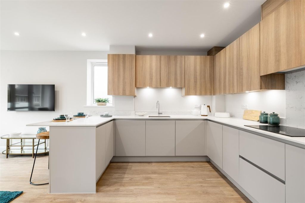 Property photo 2 of 12 5 Mclaren Court, 1 Cobham Road, Kt22 9Au-16.Jpg