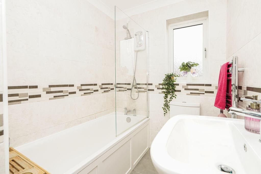 Property photo 2 of 19 House Bathroom