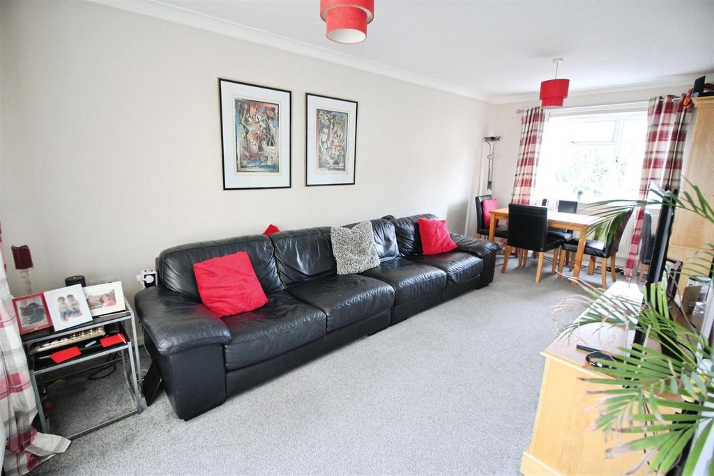 Property photo 3 of 12 Lounge