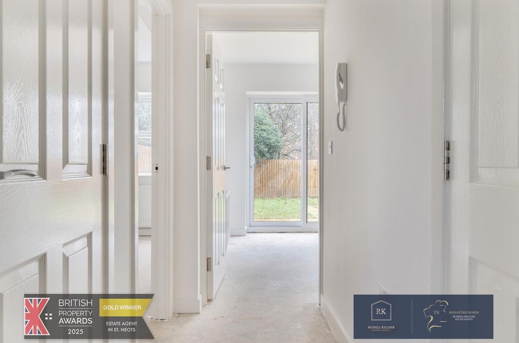 Property photo 3 of 15 Hallway.