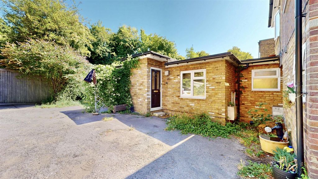 Property photo 3 of 17 4-66-High-Wycombe-Road-08132026_143711.Jpg