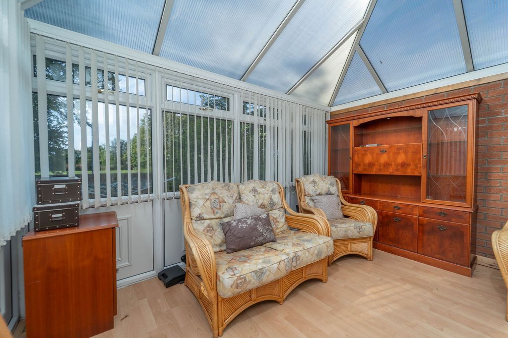 Property photo 3 of 38 Conservatory