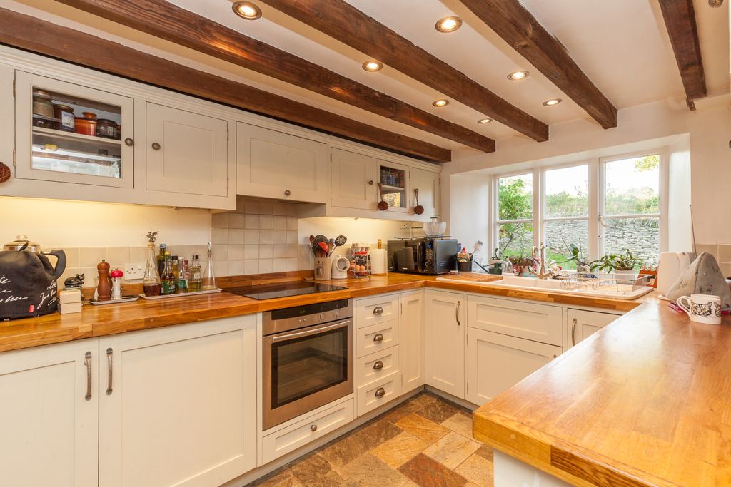 Property photo 2 of 10 Kitchen