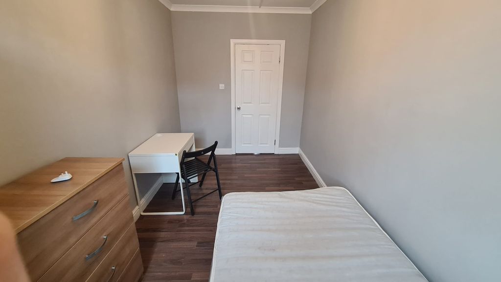 Property photo 3 of 13 Room 3- £800 Available 01/09/2026
