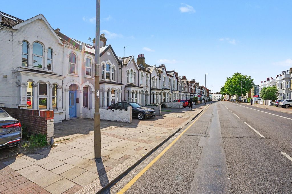 Property photo 2 of 26 954 Garratt Lane, Tooting, London Sw17 0nd