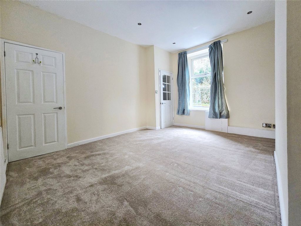 Property photo 3 of 11 Lounge