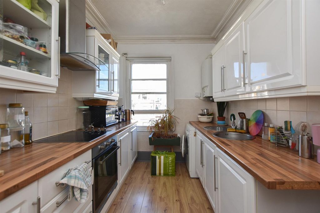 Property photo 3 of 10 Kitchen