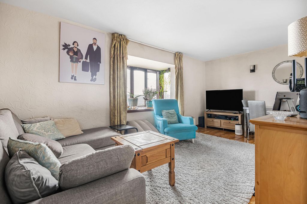 Property photo 3 of 17 Living Room