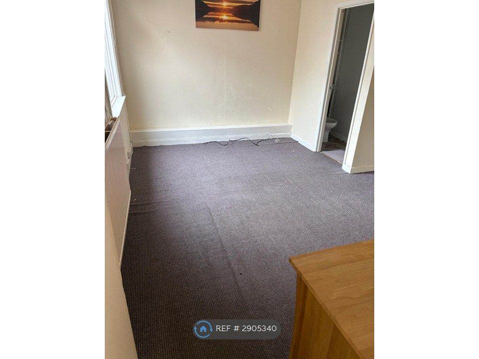 Property photo 2 of 5 Bedroom/Lounge
