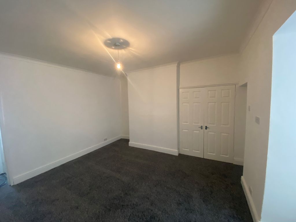 Property photo 3 of 6 Living Room1