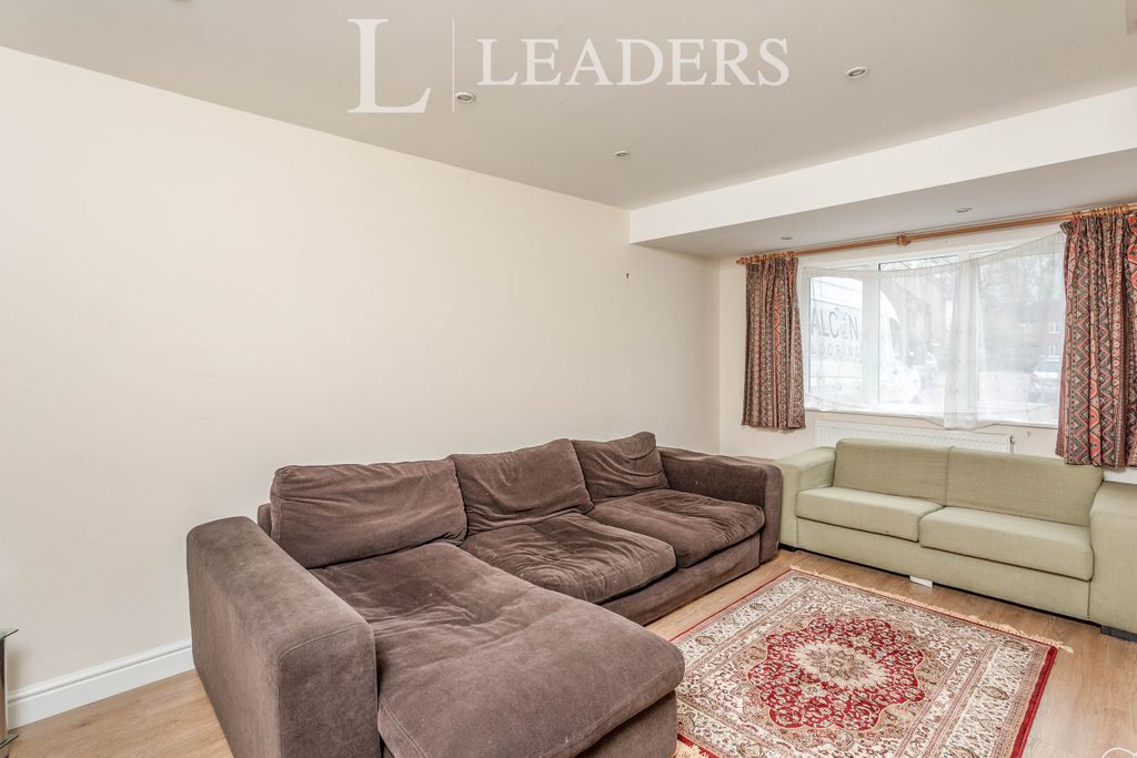 Property photo 3 of 7 Lounge